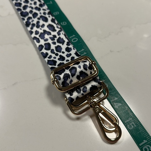 NWOT- Stylish Adjustable White and Navy Blue  Bag Animal Print Strap. - Picture 9 of 10
